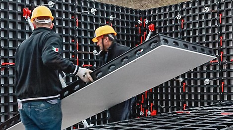 Auf der bauma 2016 stellt PERI erstmals die Weltneuheit DUO vor, hergestellt aus einem Verbundwerkstoff aus Technopolymeren. DUO ermöglicht flexibles Schalen von Wänden, Säulen und Decken mit nur einem System und ohne Kran.