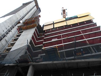 Los sistemas de autotrepado RCS-C y de protección RCS-C trabajando de manera simultánea en uno de los edificios más grandes de Colombia. 