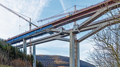 The 485-m-long Filstal Bridge is part of the new high-speed Wendlingen-Ulm railway line. At a height of 85 m, it is one of the highest railway bridges in Germany, connecting the Boßler Tunnel in the north with the Steinbühl Tunnel in the south. As the tracks run on two separate bridge sections, the structure is extremely demanding in terms of architecture and engineering.