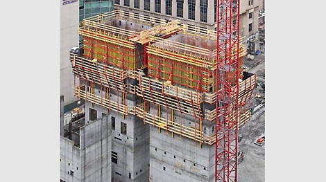 &lt;p&gt;Dal&amp;scaron;&amp;iacute; ud&amp;aacute;lost v samo&amp;scaron;plhav&amp;eacute; technice: PERI zav&amp;aacute;d&amp;iacute; syst&amp;eacute;m ACS. Pohyb vzhůru je prov&amp;aacute;děn&amp;nbsp;s pomoc&amp;iacute; hydrauliky a bez použit&amp;iacute; jeř&amp;aacute;bu. Komfortn&amp;iacute; pracovn&amp;iacute; l&amp;aacute;vky chr&amp;aacute;n&amp;iacute; pracovn&amp;iacute;ky stavby za každ&amp;eacute;ho počas&amp;iacute;.&lt;/p&gt;<br/>