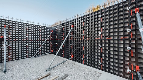 DUO formwork for wall construction DUO is a lightweight, yet strong and durable innovative technopolymer formwork system with no component part weighing more than 25kg.