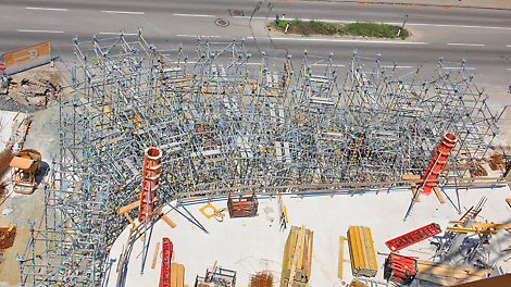 PERI UP Traggerüst und SRS Rundsäulen Während des Baus sorgte das PERI UP Traggerüst, die SRS Rundsäulenschalung und die MAXIMO Schalung für ein sicheres und rasches Arbeiten.