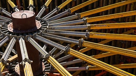 Поддерживающие стойки были прикреплены к опорной трубе через отверстия в расширенном поясе с помощью пальцев и шплинтов. К опалубочным щитам системы RUNDFLEX – через специальные адаптеры.