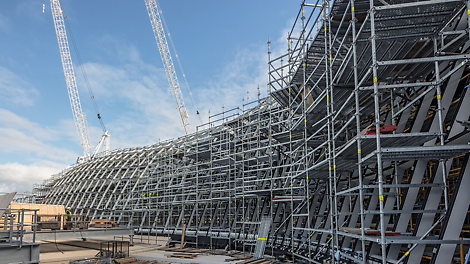 Гибкость системы модульных лесов PERI UP Flex позволяет повторять сложные формы фасадов. Благодаря использованию дополнительных элементов можно изменять и переопирать конструкцию лесов по высоте, обходя конструктивные элементы здания.