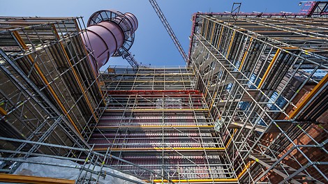 Assembled PERI UP Rosett Flex scaffolding system on the facade of blast furnace 9 of ThyssenKrupp Steel Europe in Duisburg, taken from a worm’s-eye view.