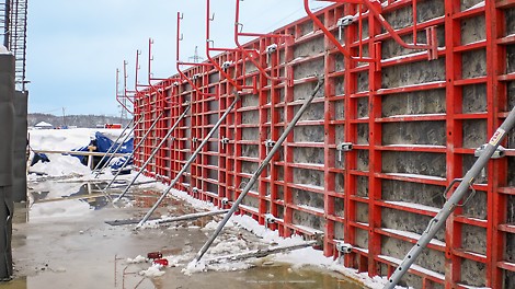 Рамная опалубка TRIO использовалась для бетонирования стен, обеспечивая высококачественную поверхность.