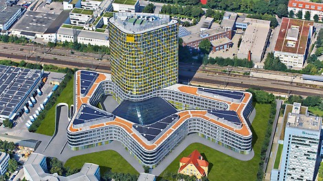 ADAC新总部的地上五层为波浪造型，在其内部有一个大型的庭院。其上部是一座18层高的办公大楼。
