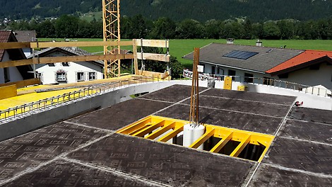The column frame with its flexible cross profile in a 10 cm grid arrangement facilitates the shuttering of building columns.