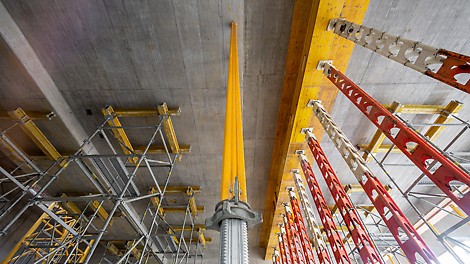 Výběr vhodných podpěrných systémů byl velmi důležitý pro úspěch celého projektu: hliníkové stropní stojky MULTIPROP, vysokopevnostní podpěry HD 200 a podpěrné lešení PERI UP odváděly zatížení spolehlivě i z velkých výšek.
