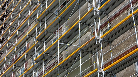 Wohngebäudesanierung Silberhöhe, Halle (Saale): Auch für die Umbauung der auskragenden Balkonvorsprünge waren mit PERI UP Easy keine Kupplungsarbeiten oder zusätzliche Rahmenzüge notwendig.