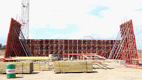 Le spalle del ponte sono state casserate con il sistema TRIO, le pareti curve con il sistema RUNDFLEX. I due sistemi sono stati collegati tra loro con l&#039;ausilio della morsa BDF