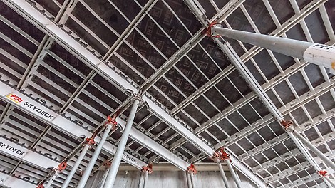 Oltre ad accelerare i tempi di disarmo, il sistema di casseforme a telaio per solai SKYDECK ha permesso anche di adattare facilmente le attrezzature alle forme dei solai, che variavano da un piano all’altro