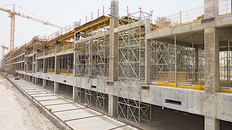 The modular-type PERI UP Rosett scaffold ensures safe load transfer at greater heights