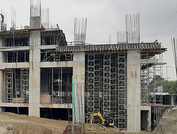 Sistema de encofrado para losas MULTIFLEX en combinación con torres de carga ST-100.