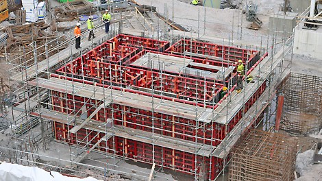 Yhdeltä puolelta sidottava MAXIMO-seinämuotti on omiaan ahtaissa paikoissa.