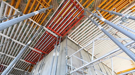 The red width compensation and the yellow longitudinal compensation panels make the system very flexible allowing it to adapt to every floorplan