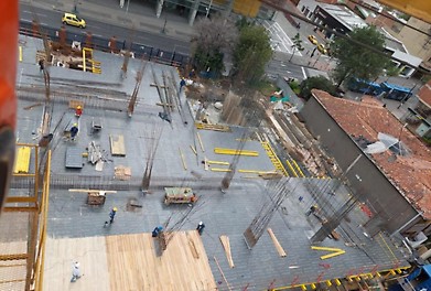 Encofrado para losas con vigas MULTIFLEX, en combinación con torres de carga ST-100