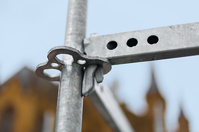 Optimiertes Kernbauteil: Der neue Horizontalriegel ist bis zu 15 % leichter und bietet dank seiner nun drei Bohrungen zusätzliche Anschlussmöglichkeiten für mehrere Riegeldiagonalen.