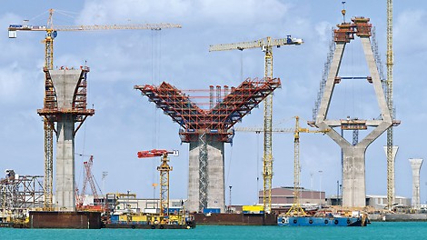 The entire bridge project with all pylons, piers and superstructure featured a very wide range of construction phases.