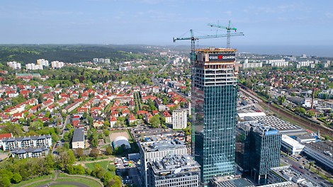 Osłony wiatrowe RCS P zapewniają bezpieczeństwo i komfort pracy przy wznoszeniu Olivia Star w Gdańsku.