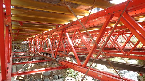 Las celosías realizadas con el sistema VARIOKIT, permiten descargar grandes esfuerzos en grandes luces, garantizando un avance de obra rápido dado que la cantidad de cerchas requeridas es menor por su gran capacidad de carga.