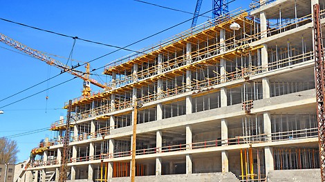 Monolīto pārseguma plātņu betonēšanai tiek izmantoti gan ST 100 atbalsta torņi, gan PERI ROSETT modulāro sastatņu risinājumi, gan MULTIPROP augstas nestspējas alumīnija atbalsta stutes, kas ar MRK rāmju palīdzību tiek izvietotas troņos.
