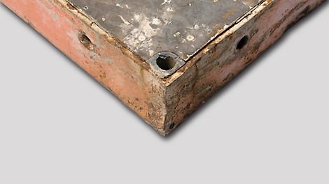 Unsanierte und verformte Rahmentafelschalung mit verdreckten Funktionslöchern