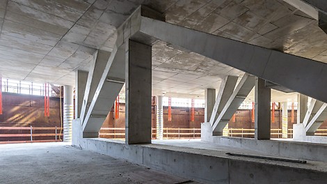 Das Sprengwerk innerhalb der zweiten Etage sorgt für die geforderte Stützenfreiheit im darunterliegenden Konferenzsaal.