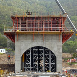 ST 100 shoring 12m high with CB and TRIO edge protection.