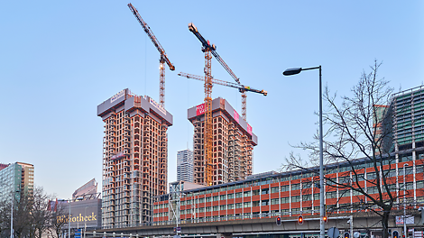 Bouwplaats van twee nieuwe woontorens (Grotius I en II) in het centrum van Den Haag.