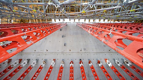 HD 200 heavy-duty props and PERI UP modular scaffold system: a cost-effective shoring concept for transferring high loads at great heights.