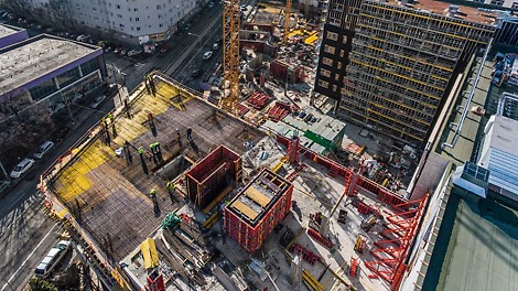 Stropy, prievlaky a hlavice boli debnené sropným systémom MULTIFLEX v kombinácii s podperným systémom ST 100, kvôli stabilite stropného systému a z dôvodu šikmej základovej dosky. Vo výťahových šachtách boli nasadené BR lávky s podvesnými plošinami a debnenie TRIO