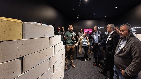 At bauma, the TwistBlock Moulds formwork system co-developed by PERI was showcased, a system that won the German Innovation Award 2021 in the “Building & Elements” category. With TwistBlock Moulds, slum dwellers are given the ability to make their own building materials in the form of hollow concrete blocks, thereby enabling them to create better housing on their own.