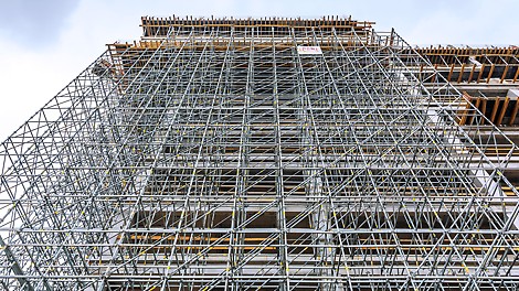 Uz posebno izrađen statički proračun PERI UP Flex noseća konstrukcija korišćena je za podupiranje konzolne ploče na visini od 30 m.