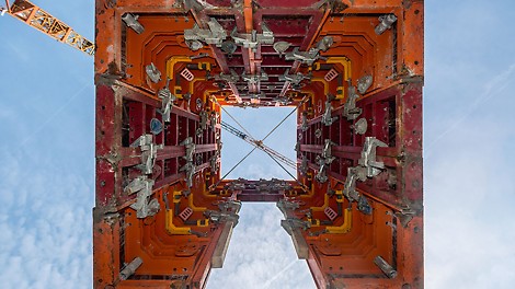 Die MAXIMO Schachtecke MXSE ermöglichte, dass beim Schalen der Aufzugskerne die komplette Innenschalung am Stück umgesetzt werden konnte.<br/>