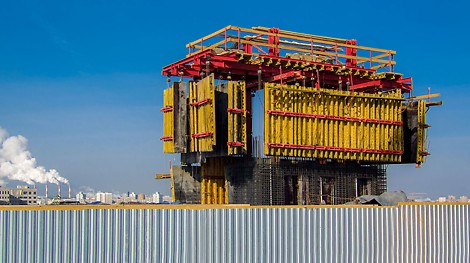 Стеновая опалубка подвешена к Уровню +1 системы ACS и легко отводится для очистки и работ по армированию стен.