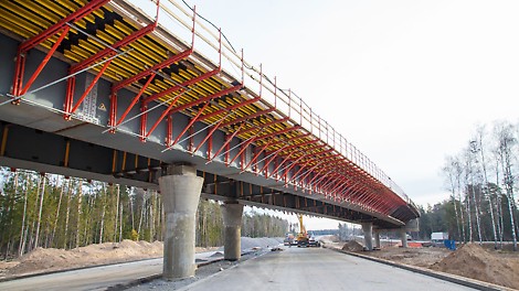 Стойки ограждений использовались не только по своему прямому назначению, но и в качестве держателей для коммуникаций.