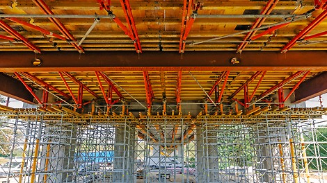 Systemy PERI na budowie łącznika obwodnicy północnej w Kędzierzynie Koźlu. Obiekt mostowy przez rzekę Kłodnicę i Kanał Gliwicki.