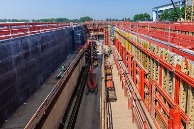 In Nieuwegein wordt de derde kolk van de Beatrixsluis gebouwd met PERI systemen. De nieuwe kolk is 270 meter lang en 25 meter breed.