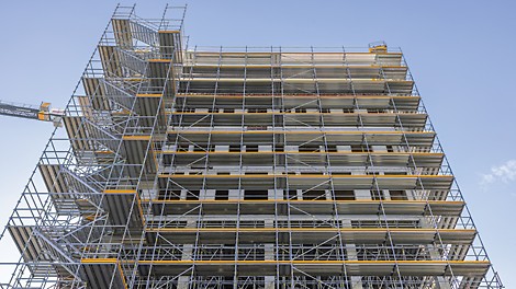 Baubegleitend Pro Büroturm sind rund 5.000 m² PERI UP Fassadengerüst im Einsatz. Der Easy Stiel erlaubt dabei sicheres Arbeiten mit vorlaufendem Innen- und Außengeländer sowie den einfachen Anbau von Konsolen und außenliegenden Treppenzugängen.