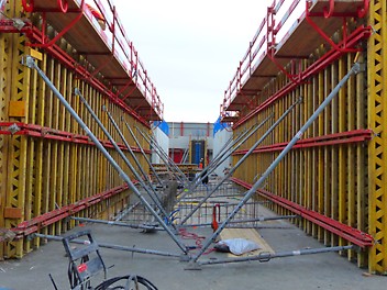 VARIO GT24 Wandschalung mit Richtstützen RS