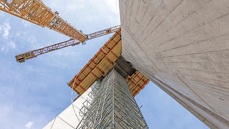 PERI UP Gerüstbautreppe an der Saaletalbrücke führt zur hohen Baustelle