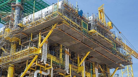 It was possible to adapt the suspended working platforms variably in 25 cm increments to account for the gaps between the steel girders. Scaffold tubes and couplings were used to fix them to the steel girders of the platform.