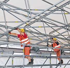 PERI UP Flex Weather Protection Roof The roof elements can be moved in the longitudinal direction by means of wheels so that, for example, materials can be lifted in by crane.