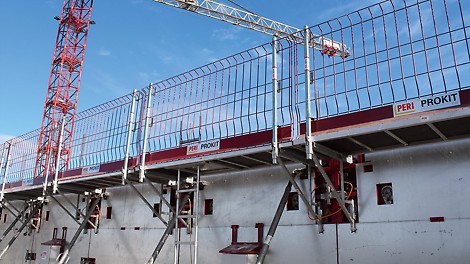 MXH可加热模块单元有专门为MXK支架系统设计的预留开口，MXK支架是安全的作业平台和混凝土浇筑平台。