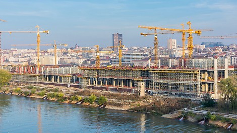 Tržni centar Galerija zauzima površinu od 302.000 m², čime predstavlja najveći tržni centar u regionu.