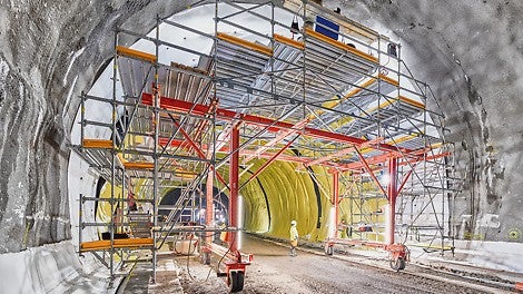 Enne tunneli roomikraketise saabumist oli töös kuuemeetrine paigalduskäru, mida kasutati tihendustöödeks. Sellele järgnes sarnase põhimõttega töötav armeerimiskäru, mille pikkus oli adapteeritud 12 m ploki pikkusele. <br/>(Foto: PERI SE)<br/>