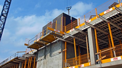 SDU Kolding - SKYDECK med MULTIPROPPER og udkragede dæk, sikret med kæder.
