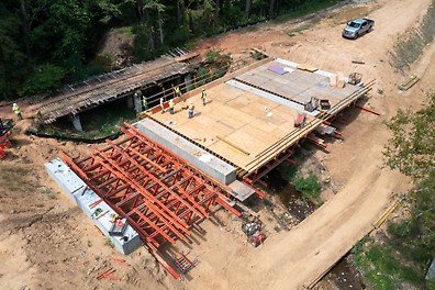 A new flat slab bridge is replacing the existing Valencia Bridge