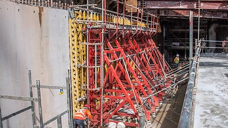 SB Brace Frames and VARIO GT 24 Girder Wall Formwork are used for the casting of walls